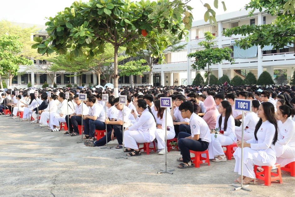 "Tiếp lửa" tình yêu biển đảo, tư vấn tuyển sinh cho hơn 1.000 học sinh Khánh Hòa "Tiếp lửa" tình yêu biển đảo, tư vấn tuyển sinh cho hơn 1.000 học sinh Khánh Hòa