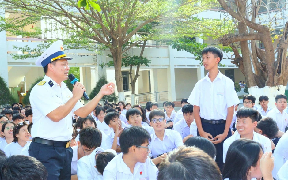 "Tiếp lửa" tình yêu biển đảo, tư vấn tuyển sinh cho hơn 1.000 học sinh Khánh Hòa "Tiếp lửa" tình yêu biển đảo, tư vấn tuyển sinh cho hơn 1.000 học sinh Khánh Hòa