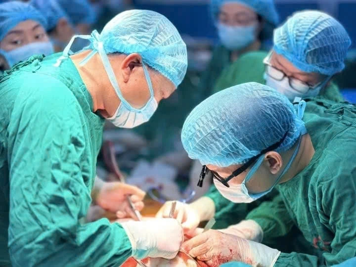 "Vợ khỏe không?" - Dòng chữ sau ca ghép phổi 8 giờ khiến vợ bật khóc "Vợ khỏe không?" - Dòng chữ sau ca ghép phổi 8 giờ khiến vợ bật khóc