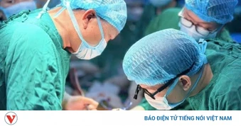 "Vợ khỏe không?" - Dòng chữ sau ca ghép phổi 8 giờ khiến vợ bật khóc