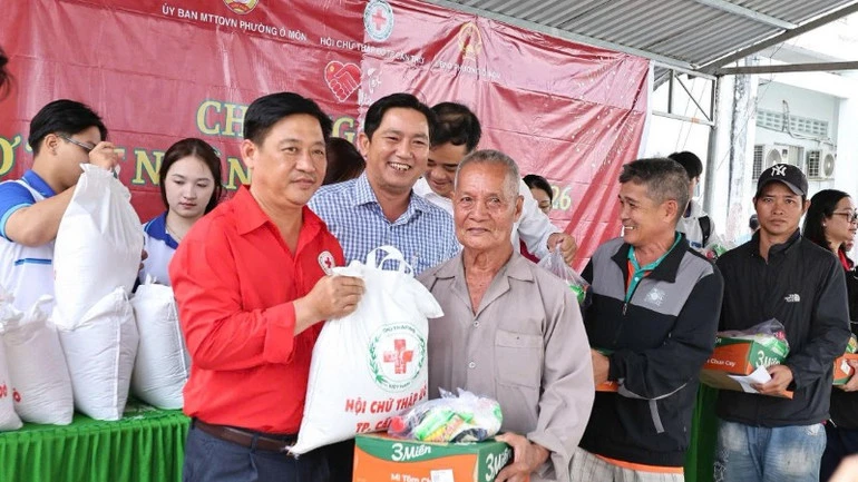 “Tết Nhân ái” Xuân Bính Ngọ: Gần 897 tỷ đồng chăm lo người có hoàn cảnh khó khăn “Tết Nhân ái” Xuân Bính Ngọ: Gần 897 tỷ đồng chăm lo người có hoàn cảnh khó khăn