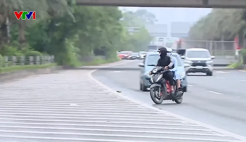 “Trêu đùa tử thần”, nhiều xe máy bất chấp nguy hiểm đi vào cao tốc Đại lộ Thăng Long