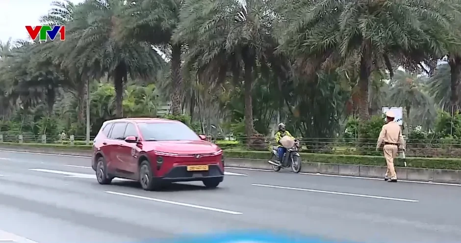 “Trêu đùa tử thần”, nhiều xe máy bất chấp nguy hiểm đi vào cao tốc Đại lộ Thăng Long