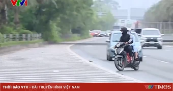 “Trêu đùa tử thần”, nhiều xe máy bất chấp nguy hiểm đi vào cao tốc Đại lộ Thăng Long