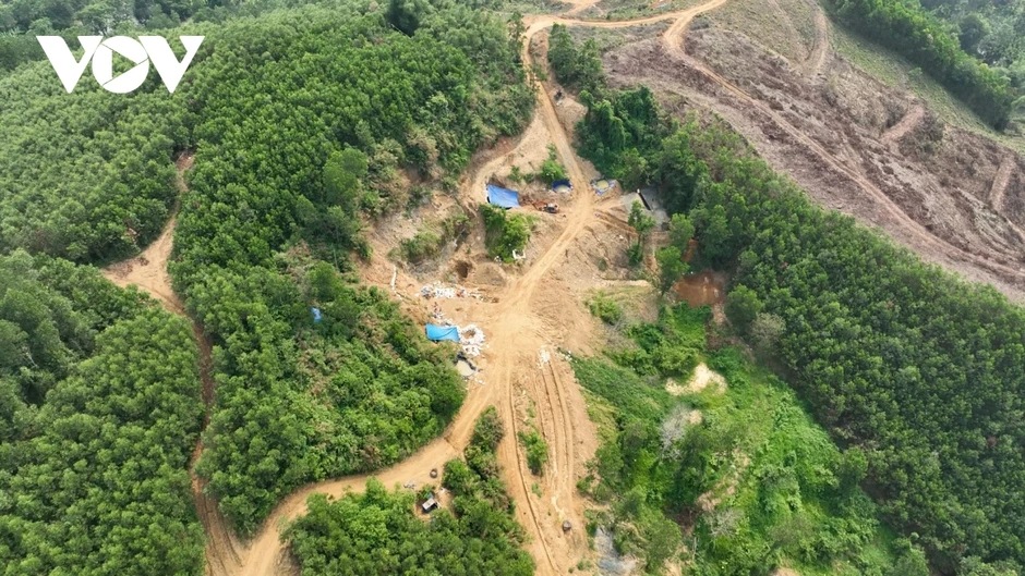 “Vàng tặc” đào núi, mở đường, lắp camera ngang nhiên hoạt động ở miền núi Đà Nẵng “Vàng tặc” đào núi, mở đường, lắp camera ngang nhiên hoạt động ở miền núi Đà Nẵng