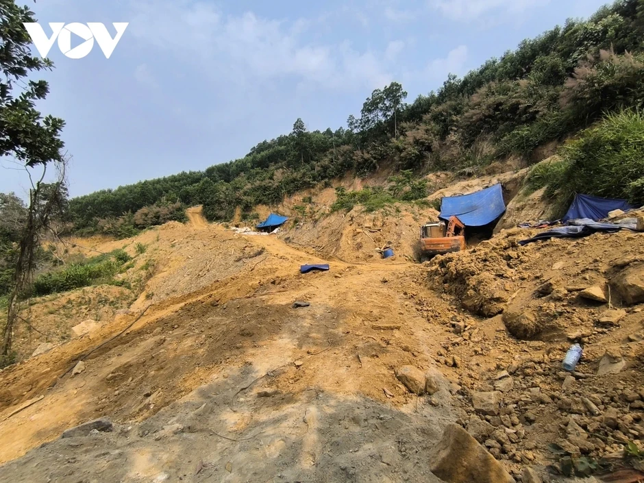 “Vàng tặc” đào núi, mở đường, lắp camera ngang nhiên hoạt động ở miền núi Đà Nẵng “Vàng tặc” đào núi, mở đường, lắp camera ngang nhiên hoạt động ở miền núi Đà Nẵng