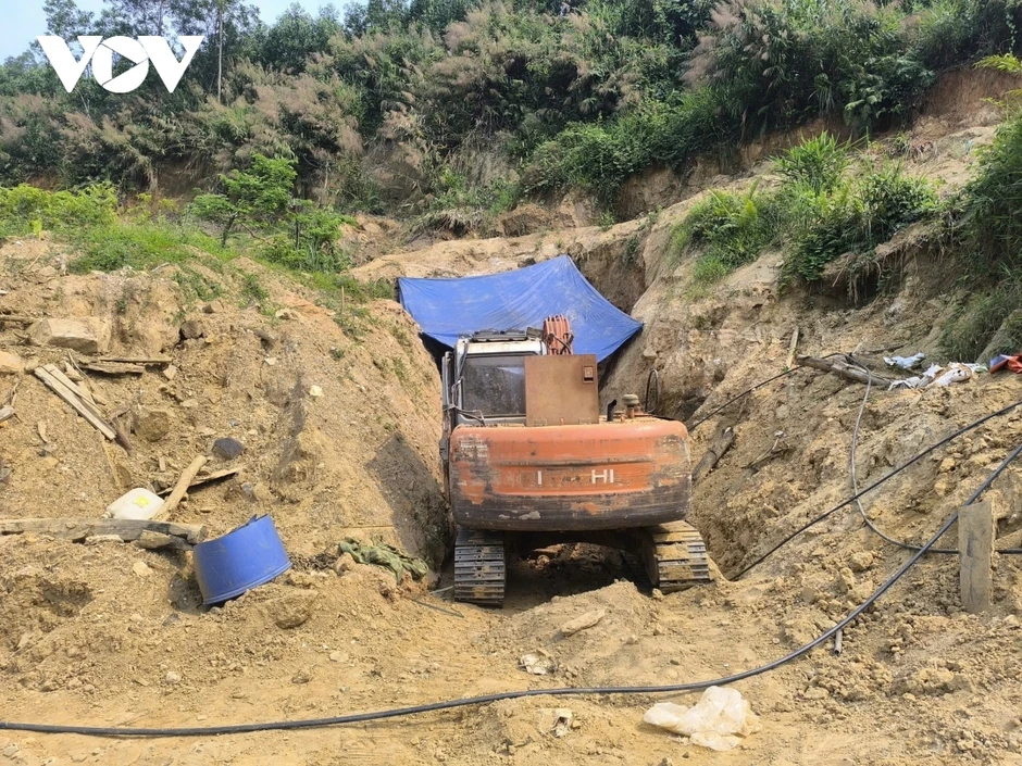 “Vàng tặc” đào núi, mở đường, lắp camera ngang nhiên hoạt động ở miền núi Đà Nẵng “Vàng tặc” đào núi, mở đường, lắp camera ngang nhiên hoạt động ở miền núi Đà Nẵng