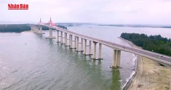 [Video] Cầu vượt biển dài nhất miền Trung chính thức thông xe