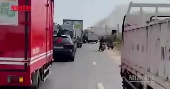[Video] Cháy xe khách trên Quốc lộ 1 qua Khánh Hòa, giao thông ùn tắc kéo dài