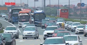 [Video] Cửa ngõ TP Hồ Chí Minh, Hà Nội kẹt cứng ngày đầu nghỉ lễ