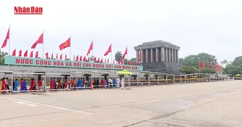 [Video] Hơn 20.000 người vào Lăng viếng Chủ tịch Hồ Chí Minh sáng 30/4