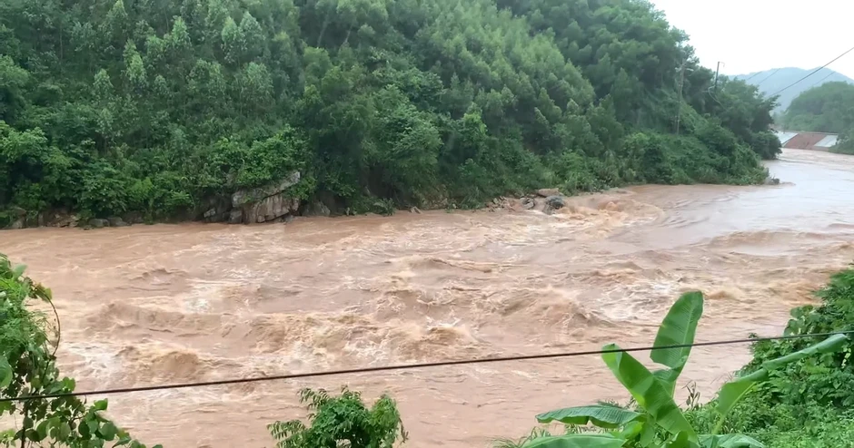 [Video] Nhiều nhà dân ở Bắc Ninh bị cô lập, giao thông chia cắt do mưa lũ bão số 4