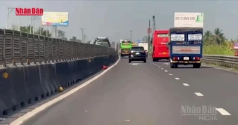 [Video] Rác thải xuất hiện trên cao tốc TP Hồ Chí Minh – Trung Lương – Mỹ Thuận – Cần Thơ, tiềm ẩn nguy cơ mất an toàn