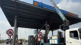 [Video] Tháo dỡ hai trạm thu phí trên quốc lộ 51