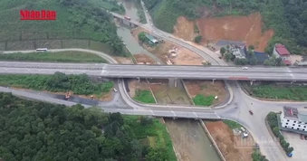 [Video] Tiềm ẩn nguy cơ mất an toàn giao thông trên cao tốc Nội Bài - Lào Cai