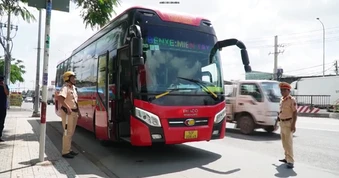 [Video] Từ ngày mai (10/8), rút giấy phép xe hợp đồng khi đón trả khách sai chỗ