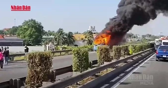 [Video] Xe khách cháy trên cao tốc TP Hồ Chí Minh - Trung Lương, ùn tắc kéo dài