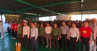 [Video] Xúc động Lễ tưởng niệm các chiến sĩ Gạc Ma giữa trùng khơi