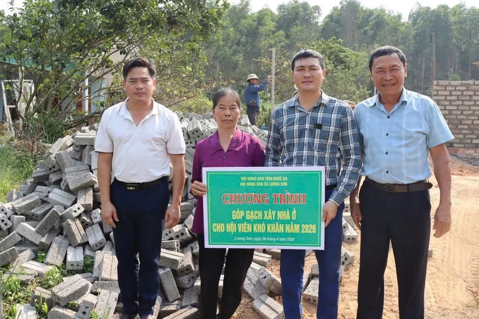 “Viên gạch nghĩa tình” dựng mái ấm, bồi đắp lòng dân ở Nghệ An “Viên gạch nghĩa tình” dựng mái ấm, bồi đắp lòng dân ở Nghệ An