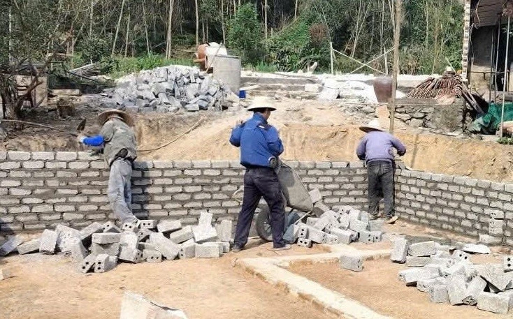 “Viên gạch nghĩa tình” dựng mái ấm, bồi đắp lòng dân ở Nghệ An “Viên gạch nghĩa tình” dựng mái ấm, bồi đắp lòng dân ở Nghệ An