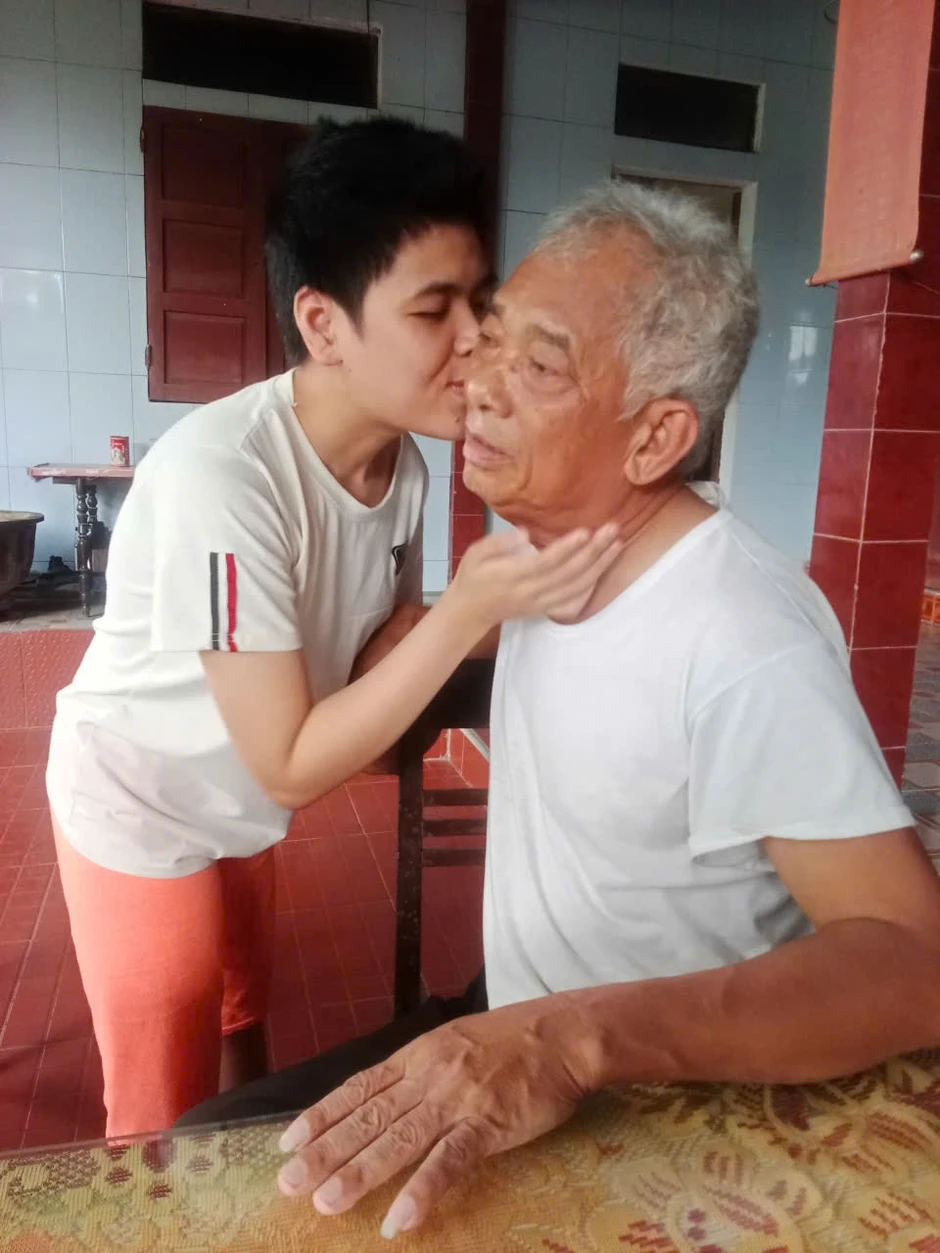 12 lần người cha tự tay chôn con tiễn biệt, nỗi đau da cam chưa bao giờ dừng lại 12 lần người cha tự tay chôn con tiễn biệt, nỗi đau da cam chưa bao giờ dừng lại