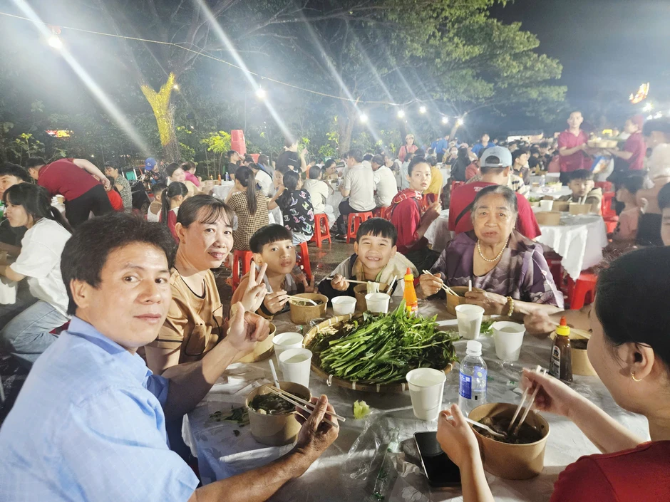 12.000 tô phở miễn phí cho công nhân, người lao động, học sinh ở TPHCM 12.000 tô phở miễn phí cho công nhân, người lao động, học sinh ở TPHCM