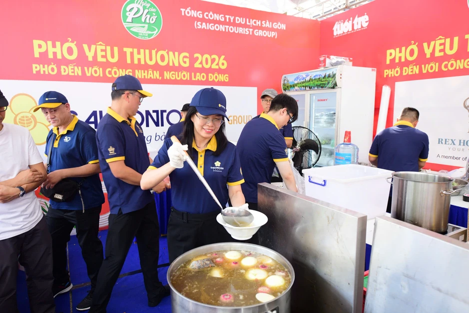 12.000 tô phở miễn phí cho công nhân, người lao động, học sinh ở TPHCM 12.000 tô phở miễn phí cho công nhân, người lao động, học sinh ở TPHCM