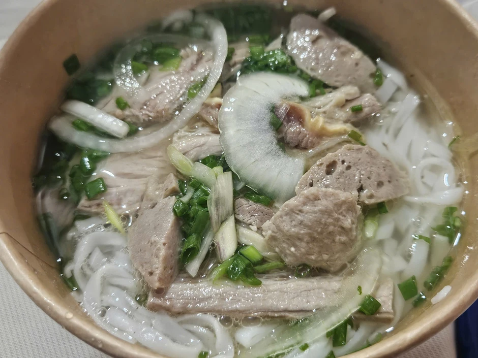 12.000 tô phở miễn phí cho công nhân, người lao động, học sinh ở TPHCM 12.000 tô phở miễn phí cho công nhân, người lao động, học sinh ở TPHCM
