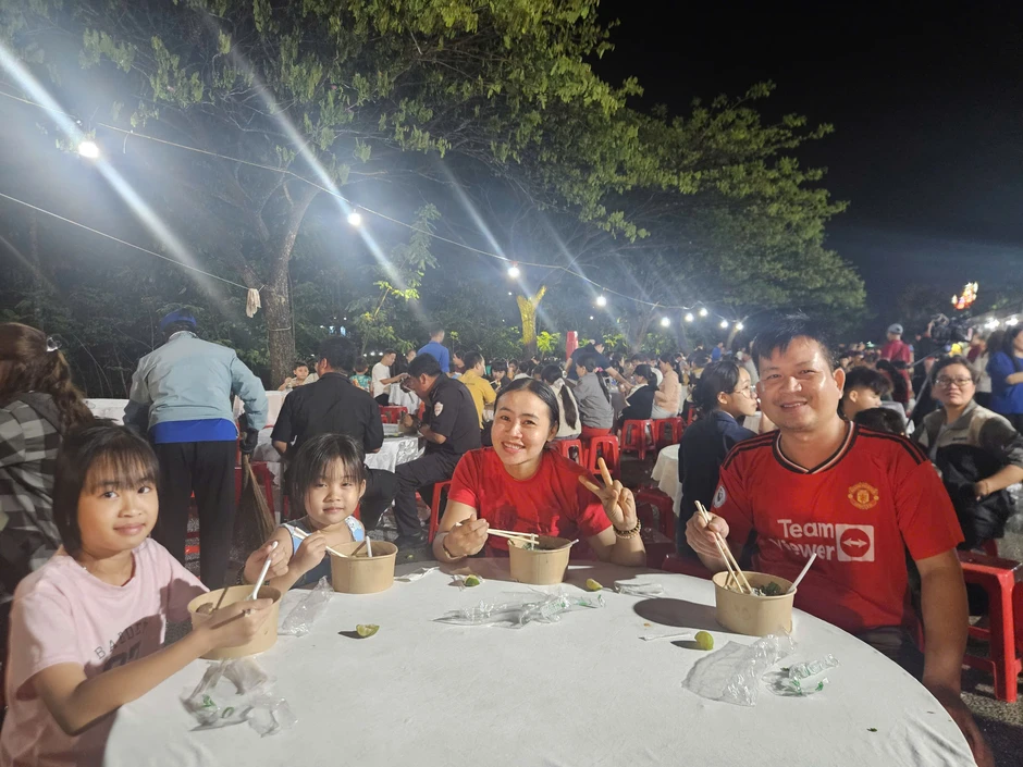 12.000 tô phở miễn phí cho công nhân, người lao động, học sinh ở TPHCM 12.000 tô phở miễn phí cho công nhân, người lao động, học sinh ở TPHCM