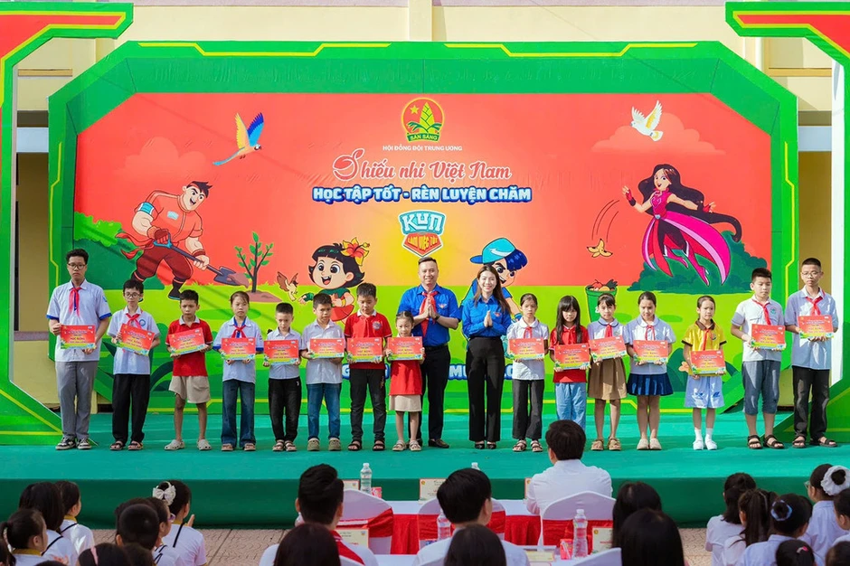 1.500 học sinh tham gia ngày hội "Thiếu nhi Việt Nam-Học tập tốt, rèn luyện chăm" 1.500 học sinh tham gia ngày hội "Thiếu nhi Việt Nam-Học tập tốt, rèn luyện chăm"