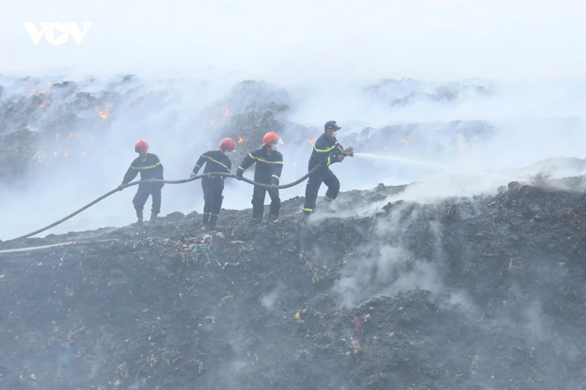 2 ngày 2 đêm căng mình khống chế cháy bãi rác Nghĩa Kỳ, Quảng Ngãi