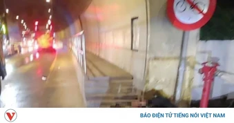2 người đi xe máy tử nạn sau khi tông vào lan can cửa hầm đường bộ ở Huế