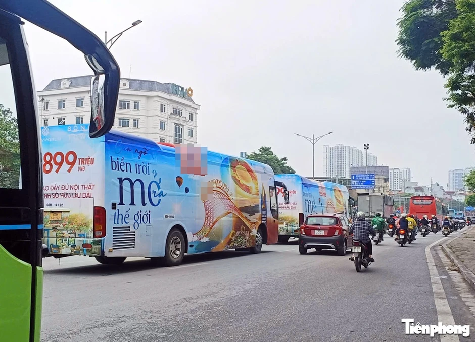 2 xe ô tô khách cỡ lớn dán kín quảng cáo chạy trên đường phố Hà Nội