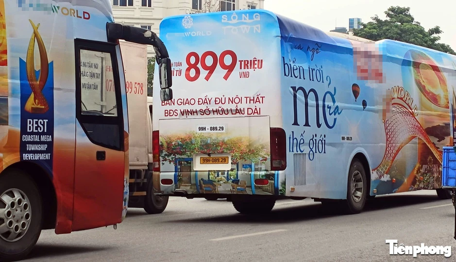 2 xe ô tô khách cỡ lớn dán kín quảng cáo chạy trên đường phố Hà Nội 2 xe ô tô khách cỡ lớn dán kín quảng cáo chạy trên đường phố Hà Nội