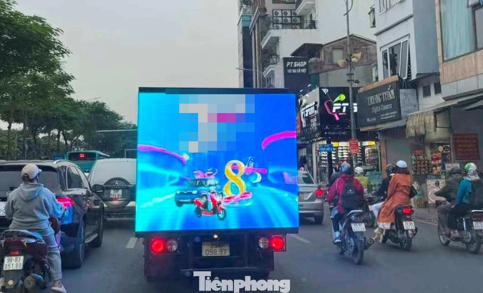 2 xe ô tô khách cỡ lớn dán kín quảng cáo chạy trên đường phố Hà Nội 2 xe ô tô khách cỡ lớn dán kín quảng cáo chạy trên đường phố Hà Nội