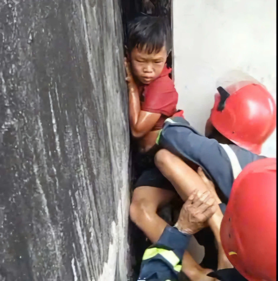 20 phút giải cứu cháu bé bị mắc kẹt giữa hai bức tường nhà ở TPHCM 20 phút giải cứu cháu bé bị mắc kẹt giữa hai bức tường nhà ở TPHCM
