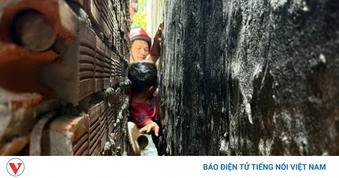 20 phút nghẹt thở giải cứu bé trai 9 tuổi kẹt giữa hai khe tường