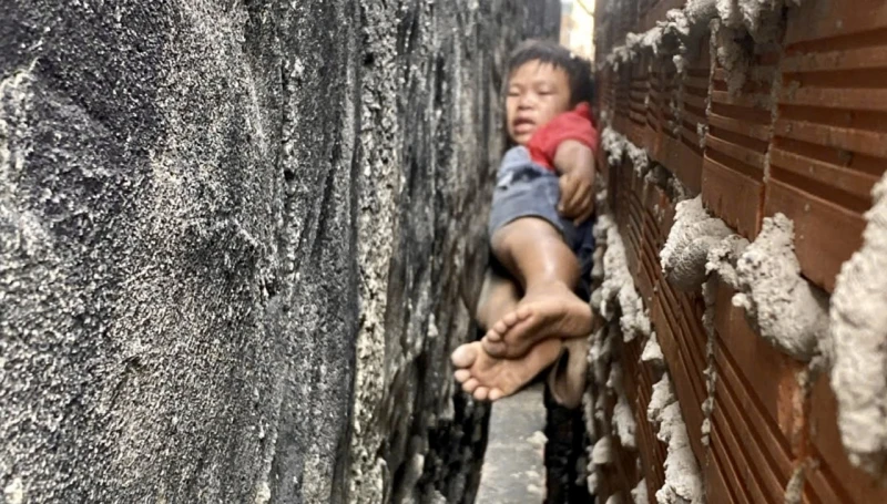 20 phút nghẹt thở giải cứu bé trai mắc kẹt giữa vách 2 căn nhà 20 phút nghẹt thở giải cứu bé trai mắc kẹt giữa vách 2 căn nhà