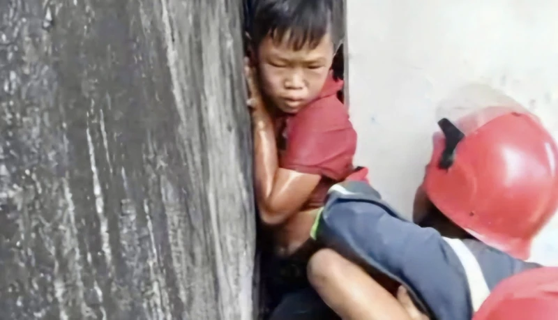 20 phút nghẹt thở giải cứu bé trai mắc kẹt giữa vách 2 căn nhà 20 phút nghẹt thở giải cứu bé trai mắc kẹt giữa vách 2 căn nhà