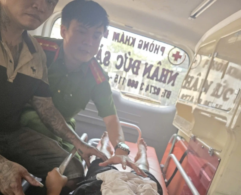 20 phút nghẹt thở giải cứu bé trai mắc kẹt giữa vách 2 căn nhà 20 phút nghẹt thở giải cứu bé trai mắc kẹt giữa vách 2 căn nhà