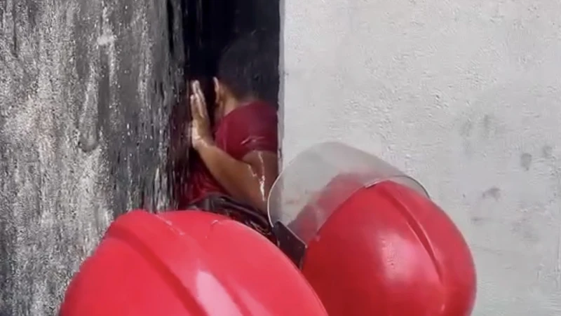 20 phút nghẹt thở giải cứu bé trai mắc kẹt giữa vách 2 căn nhà 20 phút nghẹt thở giải cứu bé trai mắc kẹt giữa vách 2 căn nhà