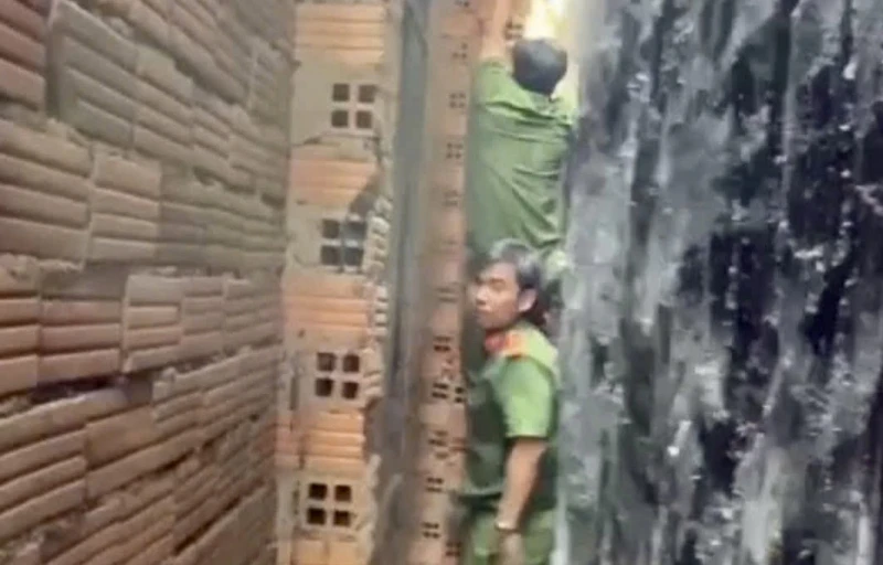 20 phút nghẹt thở giải cứu bé trai mắc kẹt giữa vách 2 căn nhà 20 phút nghẹt thở giải cứu bé trai mắc kẹt giữa vách 2 căn nhà