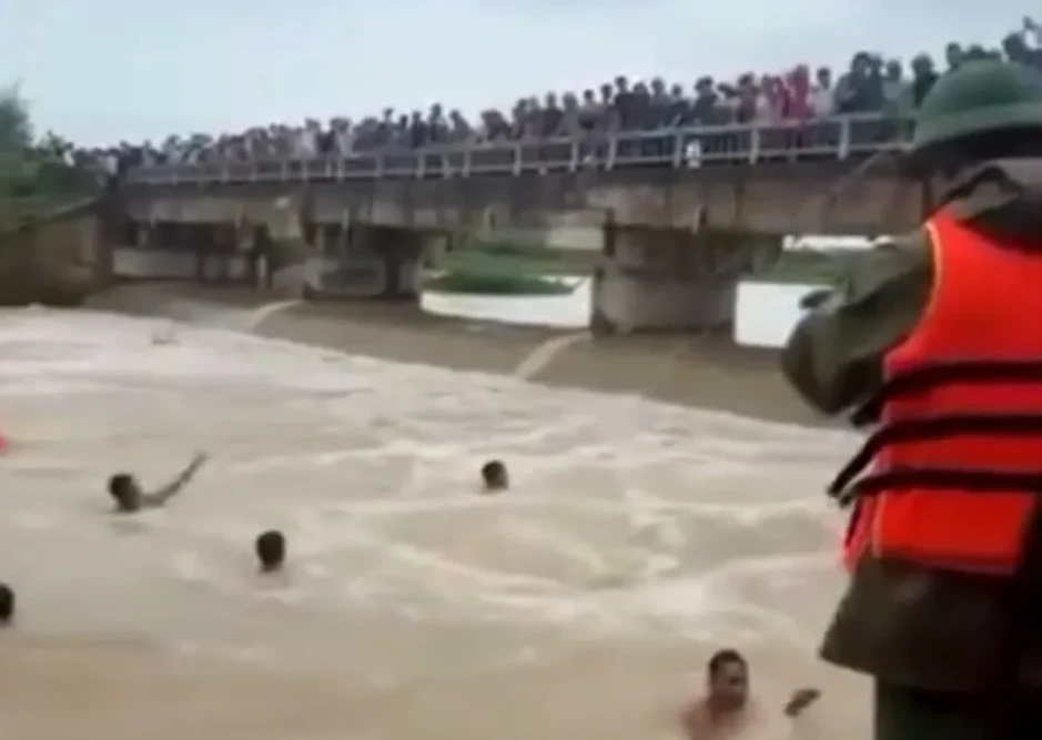 3 người thương vong do sét đánh và nước cuốn 3 người thương vong do sét đánh và nước cuốn