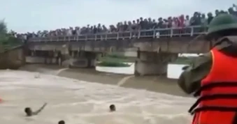 3 người thương vong do sét đánh và nước cuốn