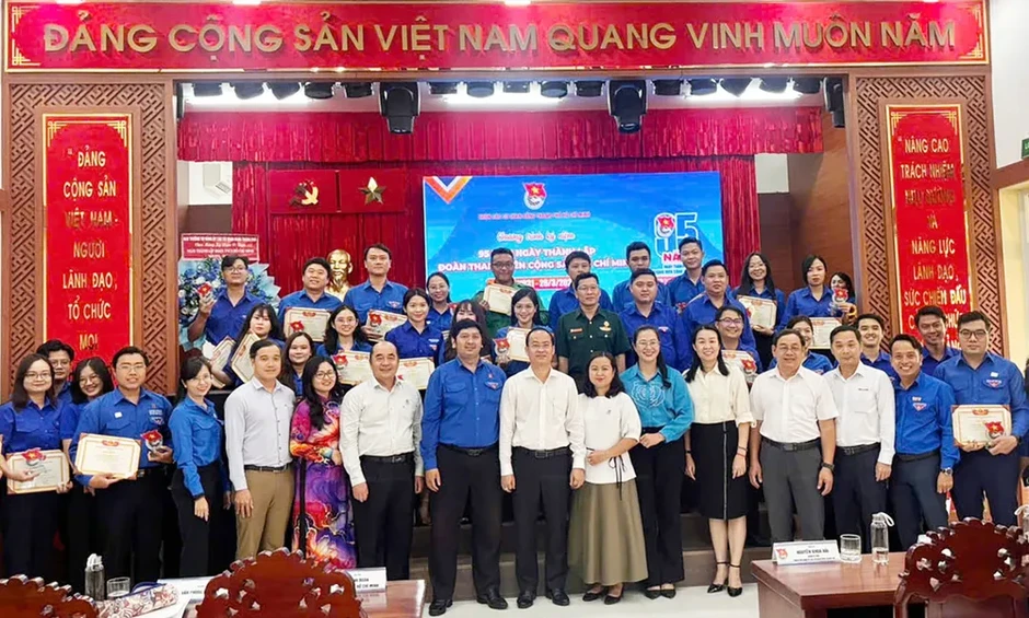 32 gương cán bộ Đoàn được tuyên dương Giải thưởng “Sao tháng ba” 32 gương cán bộ Đoàn được tuyên dương Giải thưởng “Sao tháng ba”