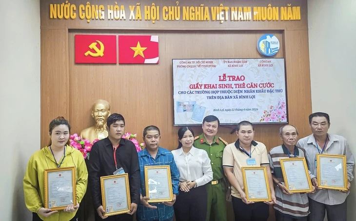 32 người thuộc diện nhân khẩu đặc thù tại xã Bình Lợi được cấp giấy khai sinh, thẻ căn cước 32 người thuộc diện nhân khẩu đặc thù tại xã Bình Lợi được cấp giấy khai sinh, thẻ căn cước