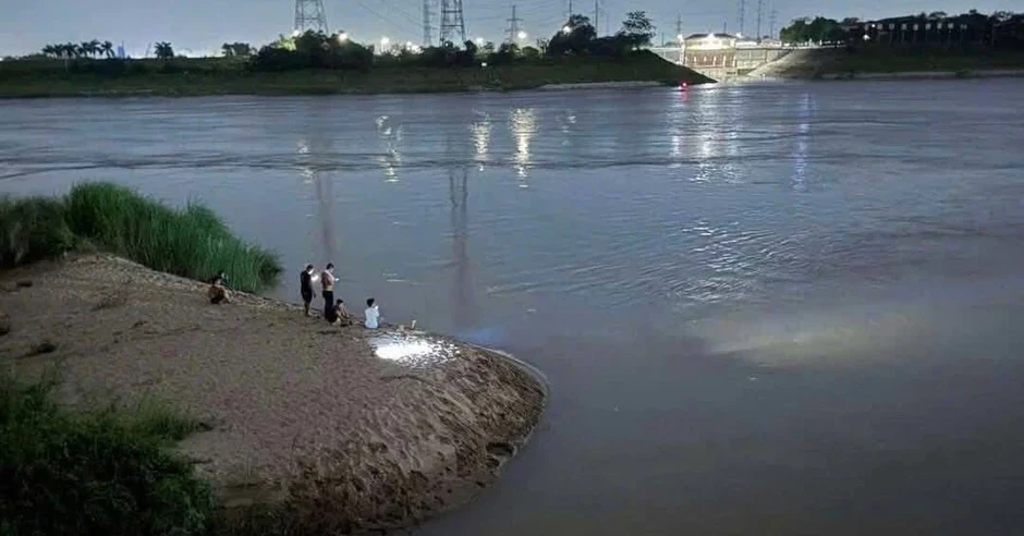 4 học sinh rủ nhau đi tắm sông Hồng, 2 em đuối nước do vào vùng nước xoáy 4 học sinh rủ nhau đi tắm sông Hồng, 2 em đuối nước do vào vùng nước xoáy