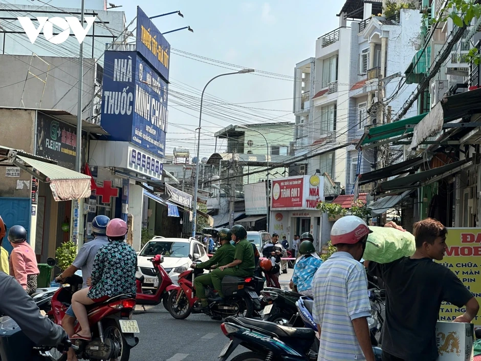 4 người lớn nguy kịch sau vụ cháy nhà trọ ở TP.HCM, bé 1 tuổi tạm ổn 4 người lớn nguy kịch sau vụ cháy nhà trọ ở TP.HCM, bé 1 tuổi tạm ổn