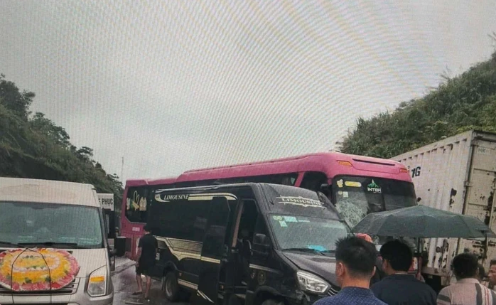 4 ô tô tông nhau liên hoàn trên cao tốc 4 ô tô tông nhau liên hoàn trên cao tốc