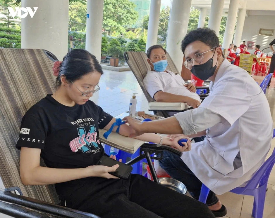 400 doanh nhân, sinh viên Đà Nẵng tham gia ngày hội hiến máu tình nguyện 400 doanh nhân, sinh viên Đà Nẵng tham gia ngày hội hiến máu tình nguyện